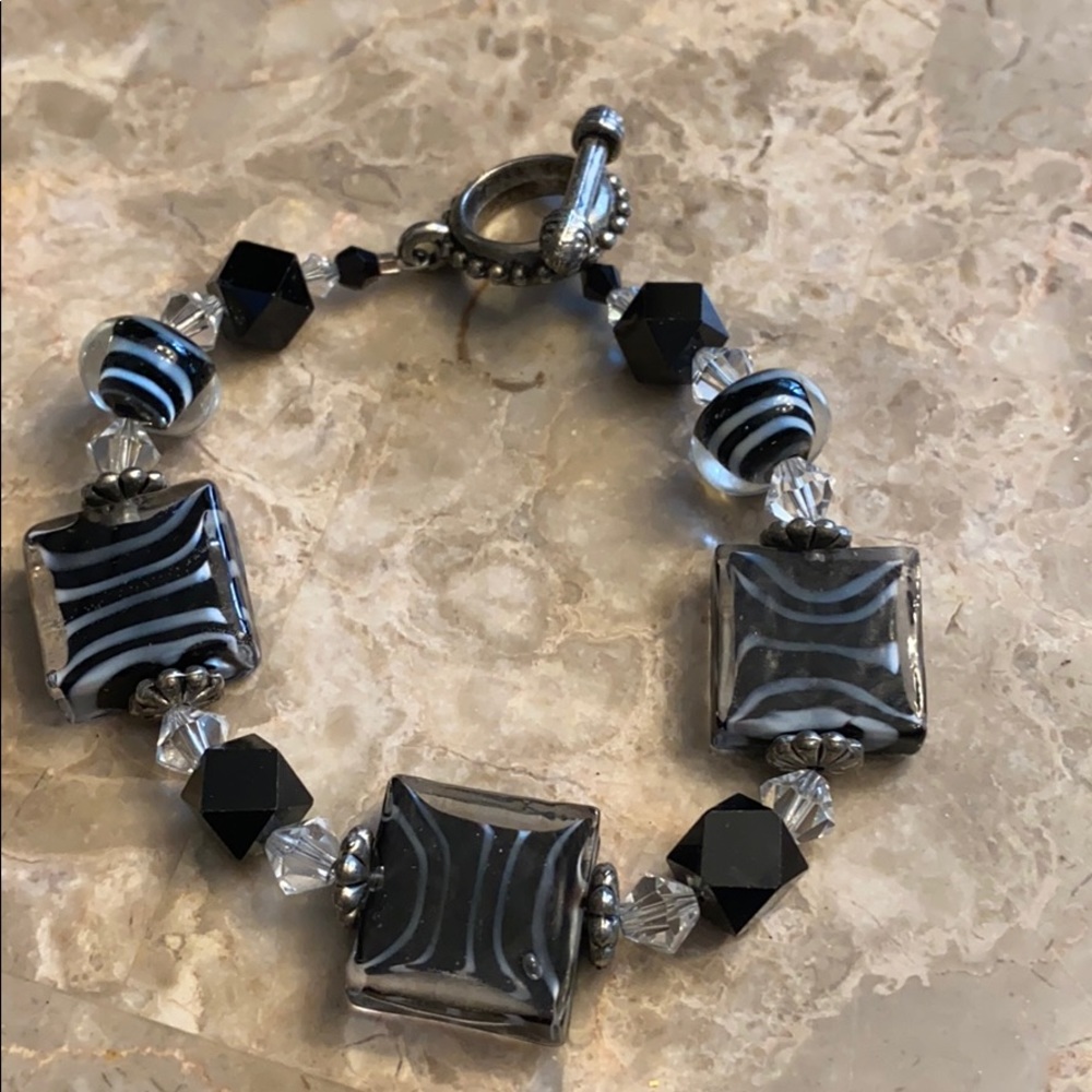 Beautiful black&white lantern bead glass bracelet